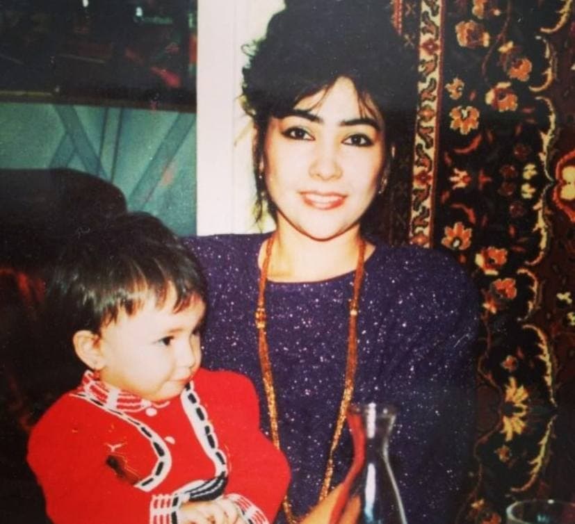 Qiz jinsiy aloqa mashinasidan oqimga kirdi