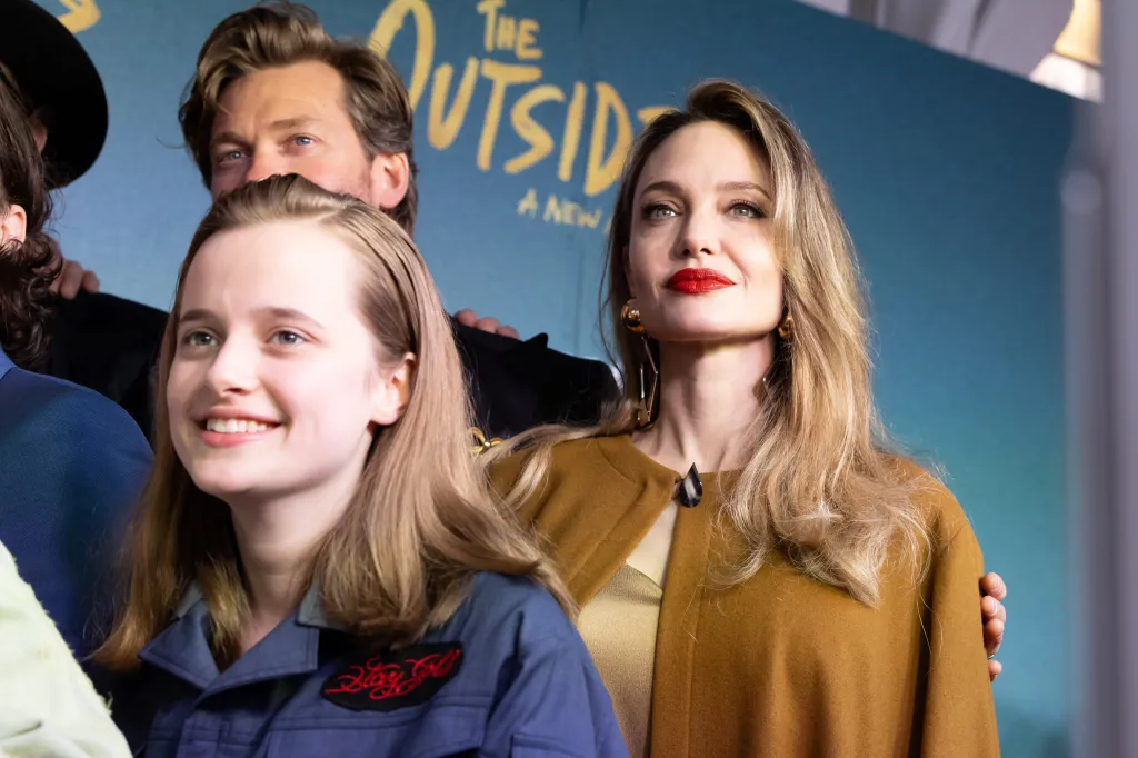 Anjelina Valentin ikki yigit bilan uchlik qilishga qarshi.