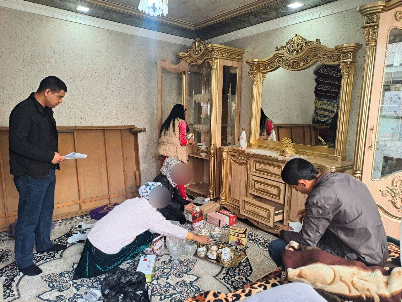 Teatrlashtirilgan porno filmlar Ogil onasini onlayn porno orqali yupatdi.