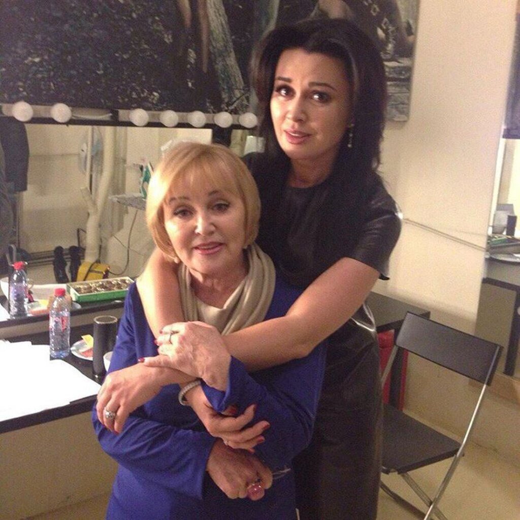 Uxlayotgan va tinchlantiruvchi ayol bilan jinsiy aloqa