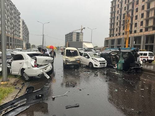 Toshkent viloyatida Toyota Prado uchta avtomobil bilan to&lsquo;qnashdi (video)