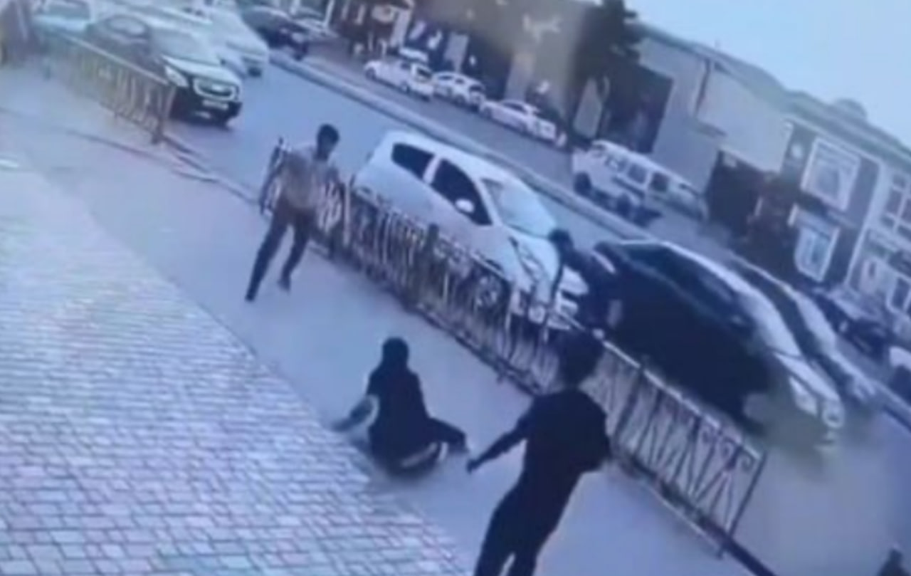 Farg&lsquo;onada 18 yoshli yigit tanishining bo&lsquo;yniga pichoq tiqib, qochib ketdi (video)&nbsp;
