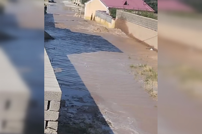 Samarqandda magistral quvurdagi nosozlik tufayli ko&lsquo;chalarni suv bosdi