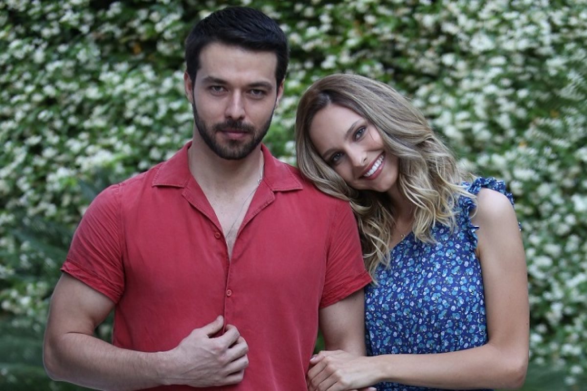 Bir kishi sikni yeydi va mushukni tomosha qiladi