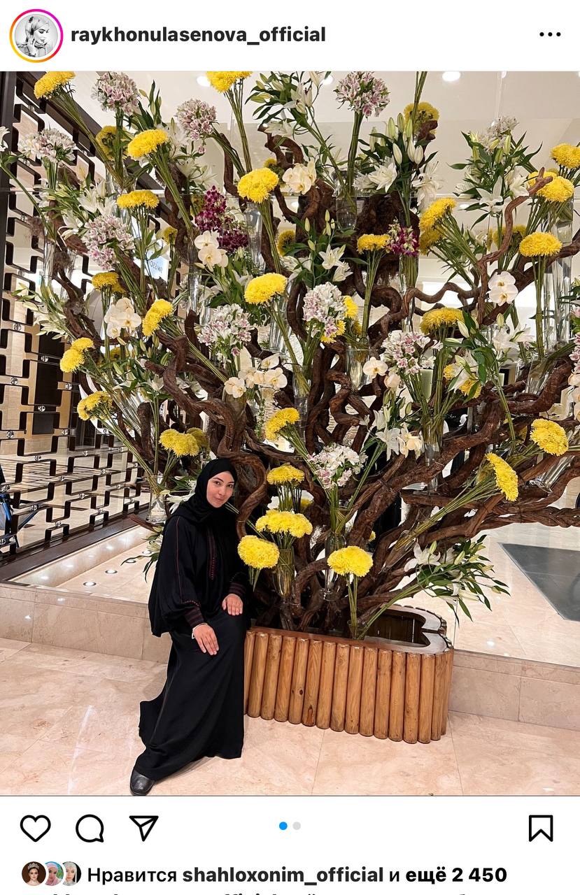 Marina Kravetsga oxshagan qiz internetda porno tomosha qilmoqda.