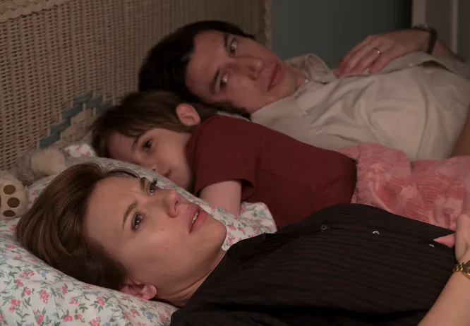 Ular uxlab yotgan qiz dostlarini porno bilan masxara qilishdi.