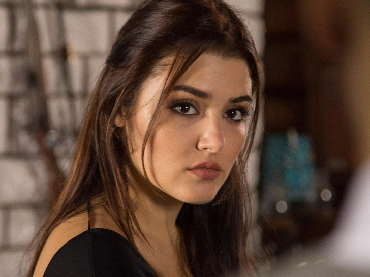 Yashirin kamera yigit qizning pubisini silkitadi