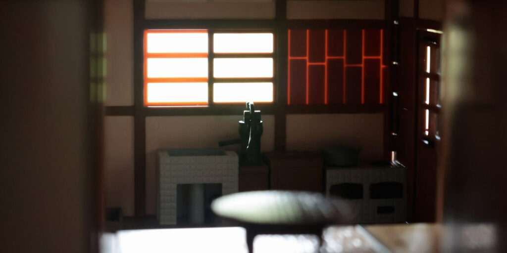 Pantiesdagi etuk ayol yosh xorozni soradi