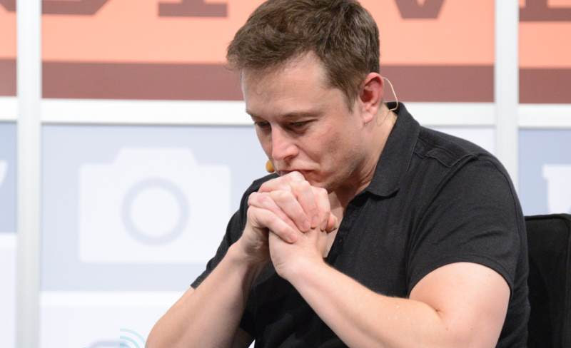 Yigitlar yalangoch suzishmoqda