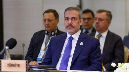 Turkiya tashqi ishlar vaziri turkiy davlatlarni umumiy alifbo qabul qilishga chaqirdi