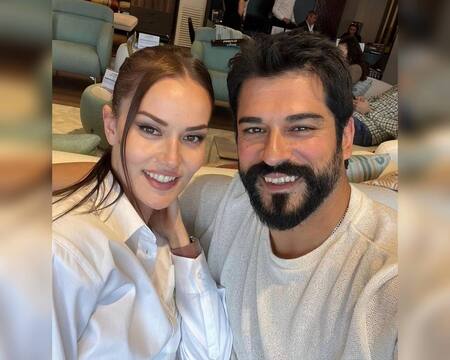 Katta xorozlar va shahvoniy qoramagizli uchta biseksual