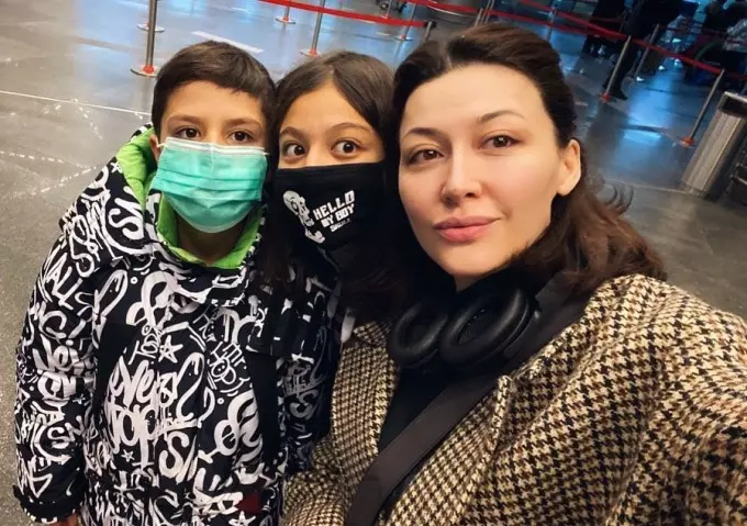 Yigitning oyogi qizlarning oyogidan yaxshiroq porno video Yigit qiz dostini sikadi va uni suratga oladi.