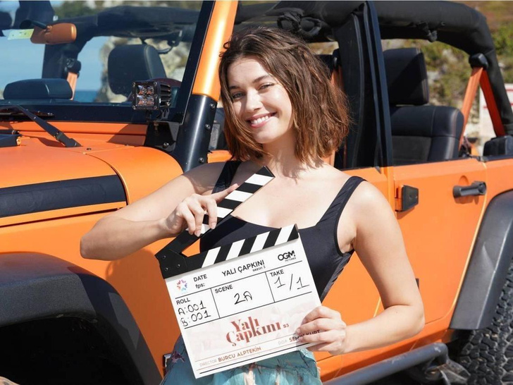 Oyoqlarini kotarayotgan jojalar fotosurati