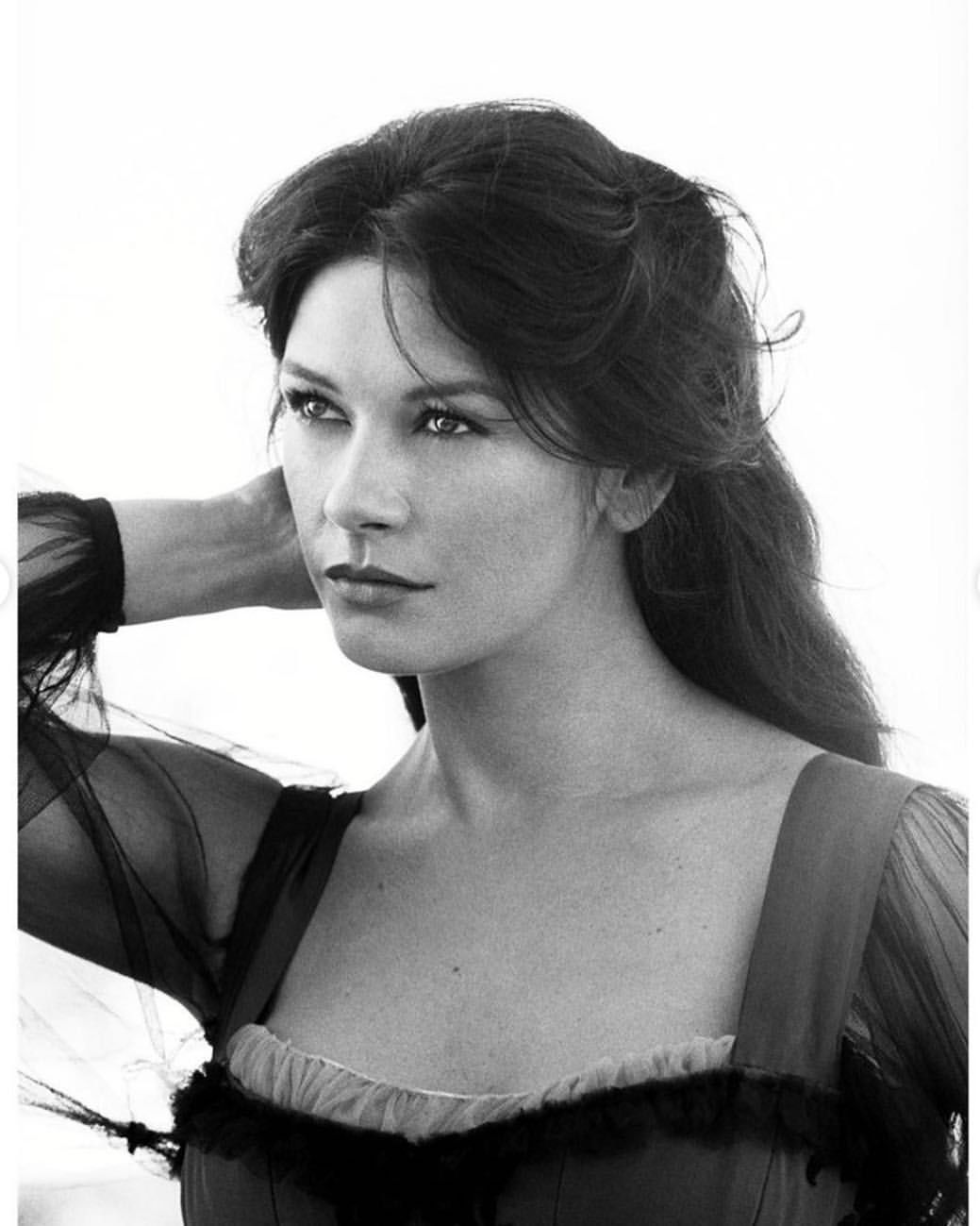 Ketrin Zeta-Jons yalangoch jinsiy aloqa