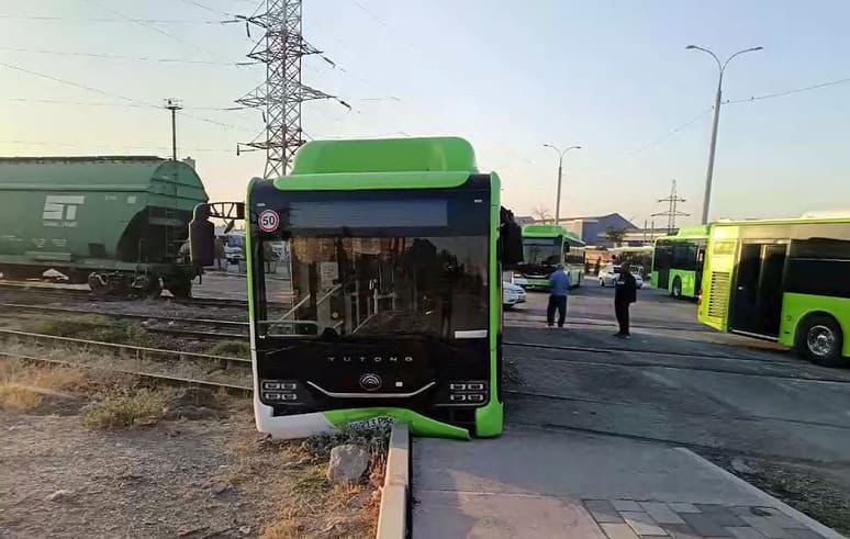 <p><b>Toshkentda ikkita Yutong avtobusi to&lsquo;qnashdi</b></p>