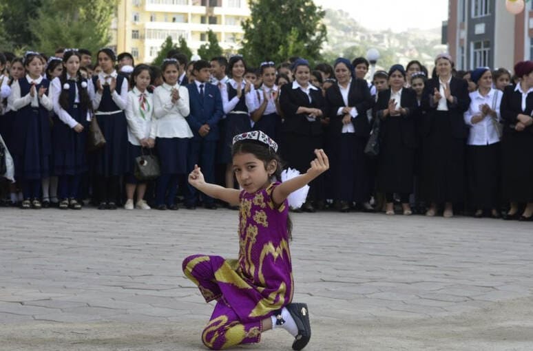 <p><b>“O‘qituvchilar qizlarni do‘ppi kiyishga majburlashga haqli emas” — Tojikiston Ta’lim vazirligi</b></p>