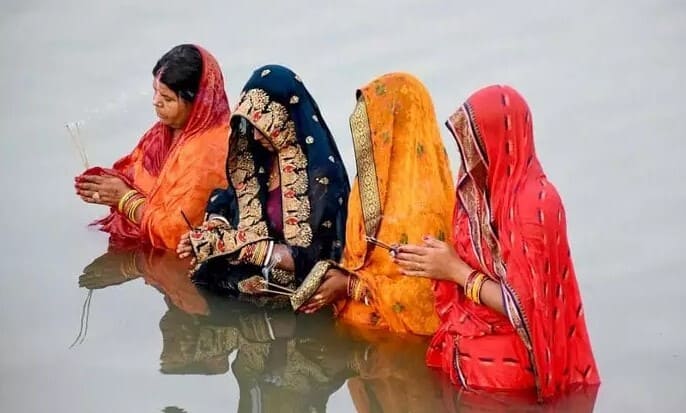 <p><b></b>Hindistonda muqaddas suvda cho&lsquo;milish paytida kamida 43 kishi cho&lsquo;kib ketdi</p>