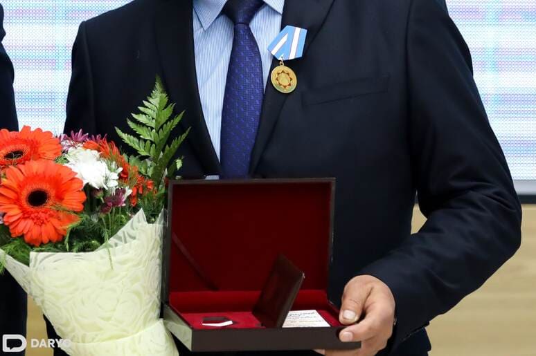 <p><b><strong>Prezident bir guruh o&lsquo;qituvchi va murabbiylarni mukofotladi (ro&lsquo;yxat)</strong></b></p>