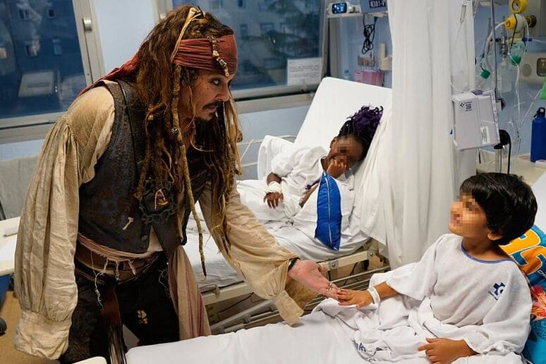 <p><b><strong>Jonni Depp Ispaniyadagi bolalar kasalxonasiga kapitan Jek Chittak obrazida tashrif buyurdi (video)</strong></b></p>