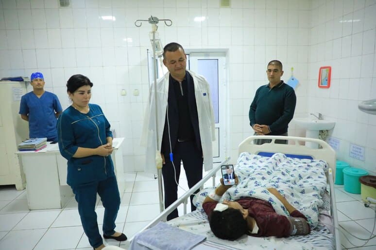 <p><b>Ekopartiya Andijonda reklama banneri ilayotgan shaxsni kuchli tok urgani haqidagi xabarga izoh berdi</b></p>