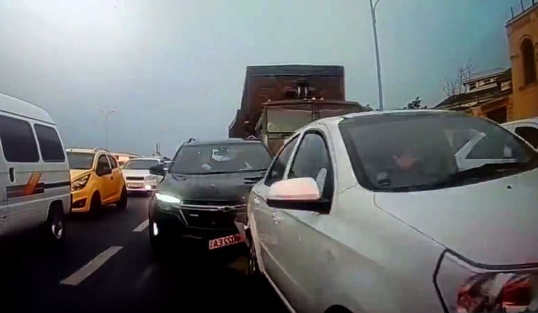 <p><b><strong>Samarqandda yuk mashinasi 7 ta avtomobilni urib yubordi (video)</strong></b></p>