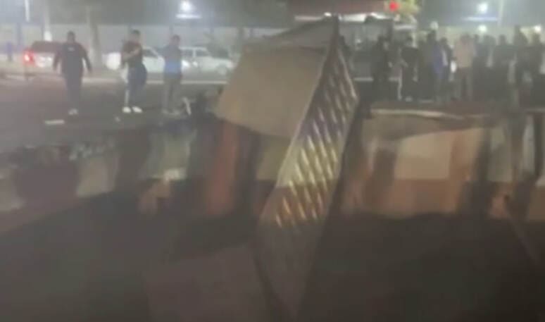 <p><b><strong>Piskentda yuk mashinasi o&lsquo;tayotgan vaqtda ko&lsquo;prik quladi (video)</strong></b></p>