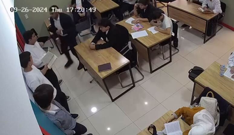 <p><b><strong>Toshkentdagi xususiy maktabda ikki o‘qituvchi 9-sinf o‘quvchisiga kuch ishlatdi (video) </strong></b></p>