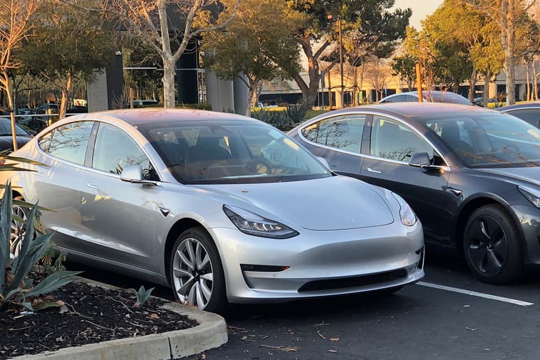 <p><strong>Tesla прекращает продажи базовой версии Model 3 в США </strong></p>