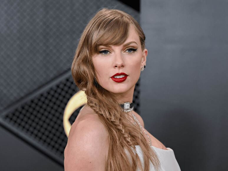 <p><b>Teylor Svift dunyodagi eng boy ayol xonandaga aylandi</b></p>