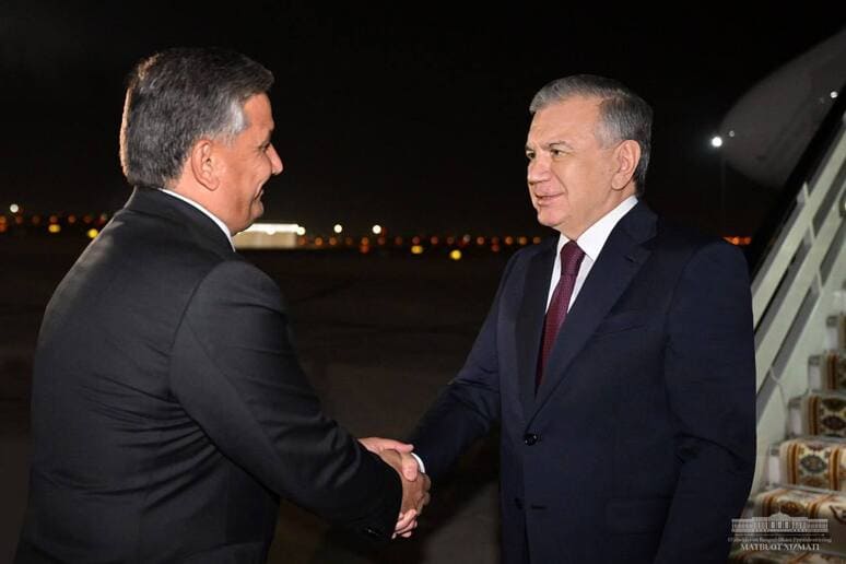<p><b>Shavkat Mirziyoyev Ashxobod shahriga yetib bordi</b></p>