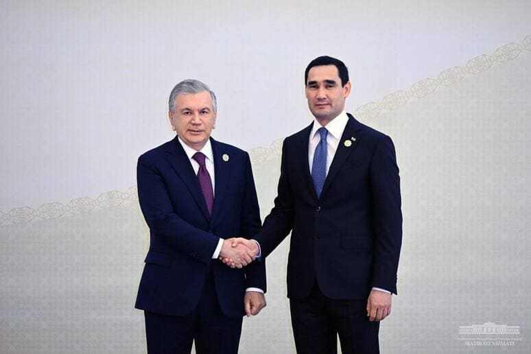 <p><b>Shavkat Mirziyoyev Maxtumqulining 300 yillik yubileyi munosabati bilan medal bilan mukofotlandi</b></p>