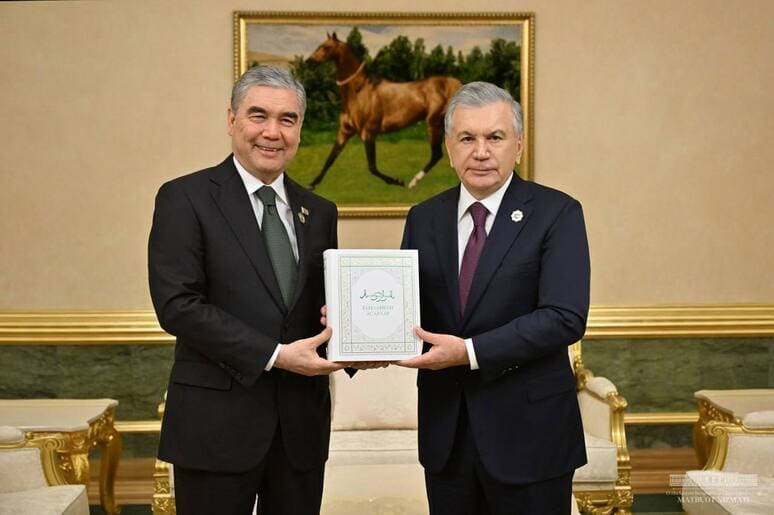 <p><b><strong>Shavkat Mirziyoyev Gurbanguli Berdimuhamedovga Maxtumqulining o‘zbek tilida nashr etilgan tanlangan asarlari to‘plamini sovg‘a qildi</strong></b></p>