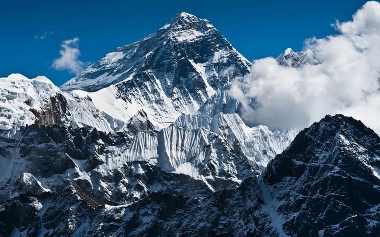 <p><b>Everestda 100 yil avval yo&lsquo;qolgan alpinist qoldiqlari topildi</b></p>