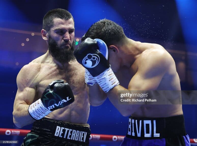 <p><b>Beterbiyev Bivol ustidan g‘alaba qozondi va mutlaq chempionga aylandi </b></p>