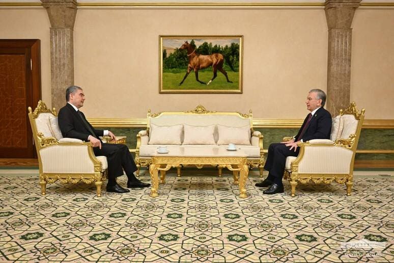 <p><b>Shavkat Mirziyoyev va Gurbanguli Berdimuhamedov telefon orqali muloqot qildi</b></p>