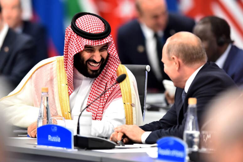 <p><b><strong>“Rossiya uchun yomon ssenariy”. Saudiya valiahd shahzodasi BRIKS sammitiga borishdan bosh tortdi va neftni 50 dollargacha tushirish bilan tahdid qildi</strong></b></p>