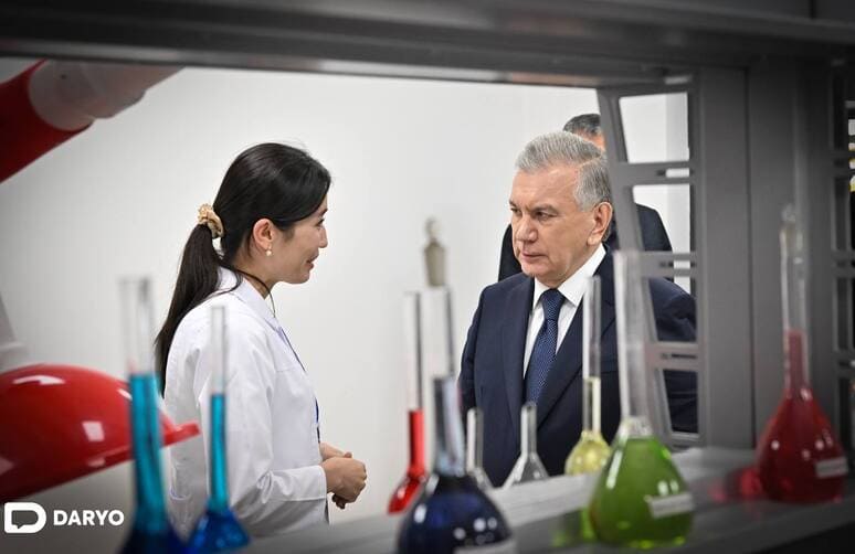 <p><b><strong>Shavkat Mirziyoyev OKMK Muhandislik maktabini borib ko&lsquo;rdi</strong></b></p>