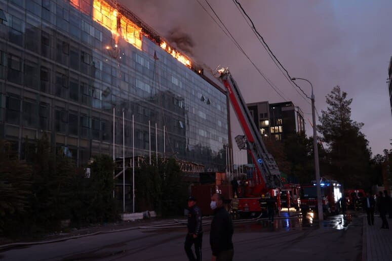 <p><b>Toshkentdagi Miran mehmonxonasida yong&lsquo;in chiqdi (foto va video)&nbsp;</b></p>