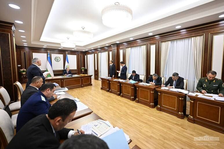 <p><b><strong>Prezident huzuridagi yig&lsquo;ilishda 2025-yilgi davlat byudjeti loyihasining asosiy yo&lsquo;nalishlari belgilab olindi</strong></b></p>