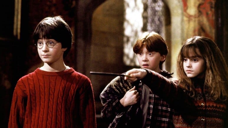 <p><strong>“Garri Potter va hikmatlar toshi” filmini suratga olish jarayonidan qiziqarli kadr orti suratlari (foto)</strong><b> </b></p>