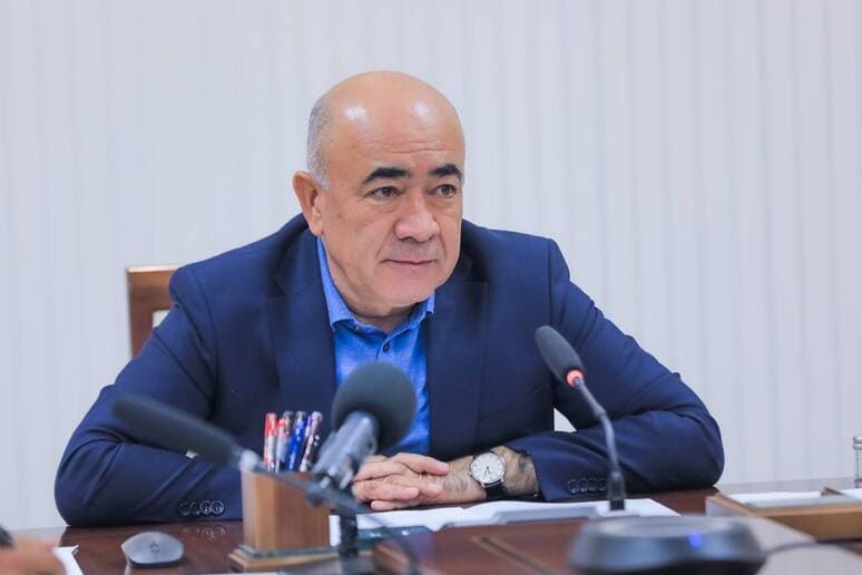<p><b>“Men kafilman”. Zoir Mirzayev yuzdan ortiq migrantlar bilan suhbatlashib, ayrimlariga yaxshi ish va’da qildi</b></p>