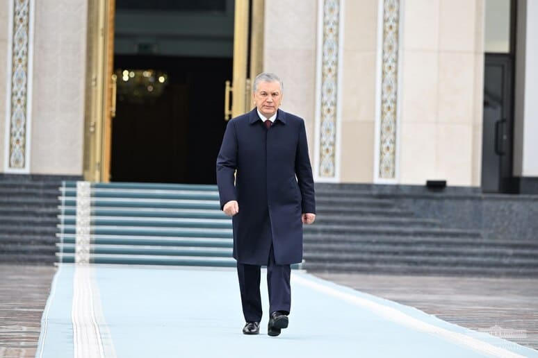 <p><b>Shavkat Mirziyoyev amaliy tashrif bilan Rossiyaga jo&lsquo;nab ketdi</b></p>