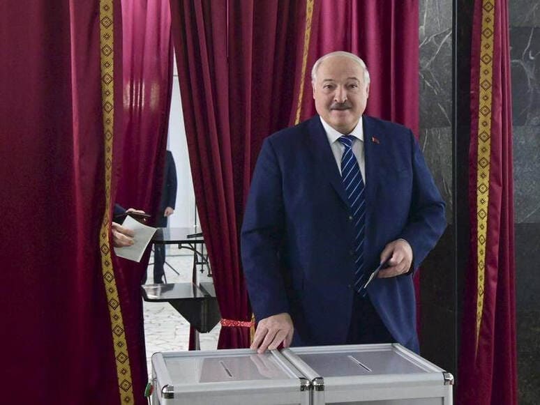 <p><b><strong>Kreml Lukashenko saylanganidan keyin namoyishlar boshlansa, Belarusga kuchlar yuborishga va’da berdi</strong></b></p>