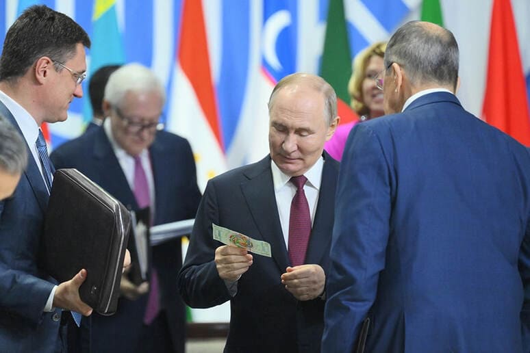 <p><b>Putinga 100 millionlik ramziy BRIKS kupyurasi sovg&lsquo;a qilindi (foto)</b></p>