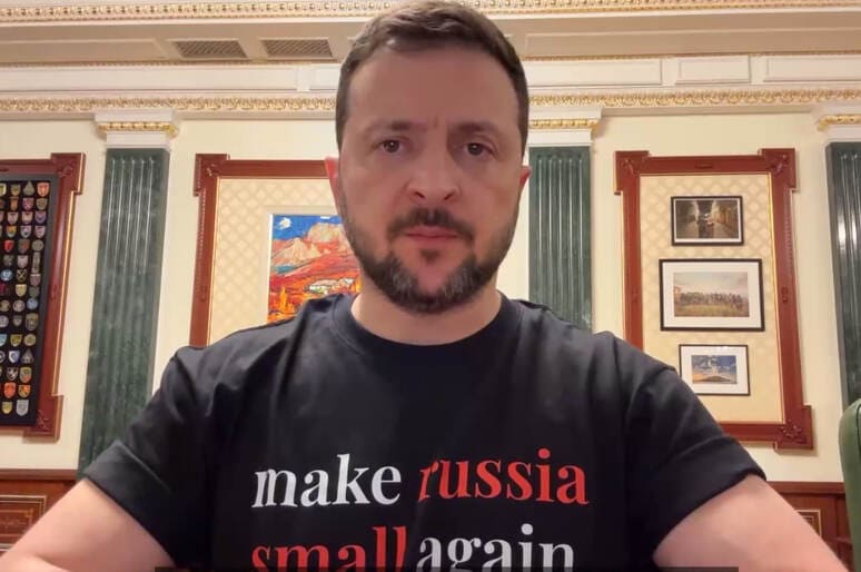 <p><b>Zelenskiy &ldquo;make russia small again&rdquo; yozuvi tushirilgan futbolkada murojaat qildi</b></p>
