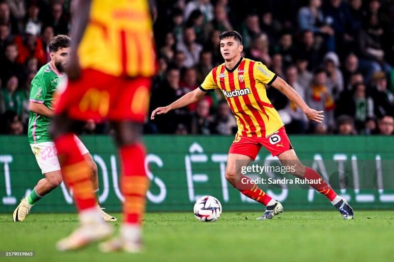 <p><b>Abduqodir Husanov Yevropa top-5 chempionatlarida 20 yoshgacha bo&lsquo;lgan eng yaxshi himoyachi deb topildi&nbsp;</b></p>