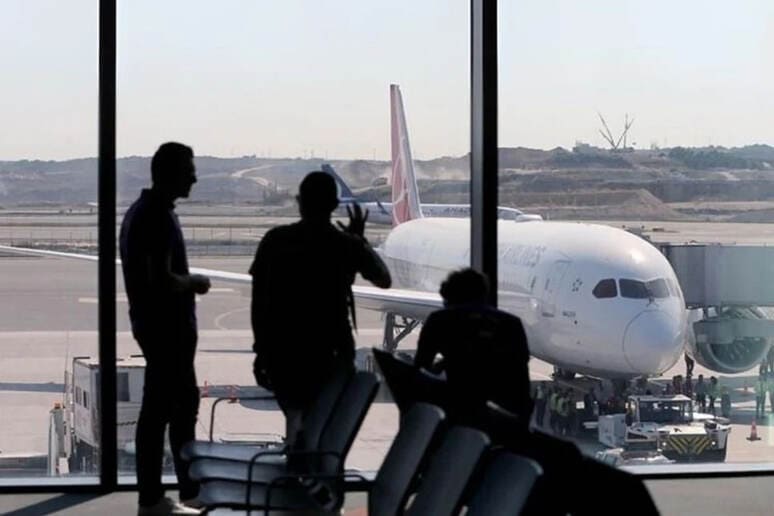 <p><b>Turkiya aeroportlarida terakt ehtimoli tufayli xavfsizlik kuchaytirildi </b></p>