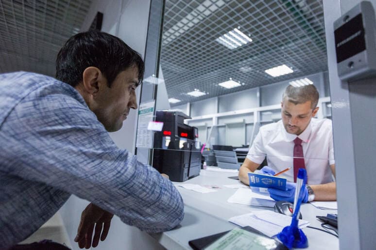 <p><b>Moskvada migrantlar uchun elektron pasportlar joriy etiladi</b></p>