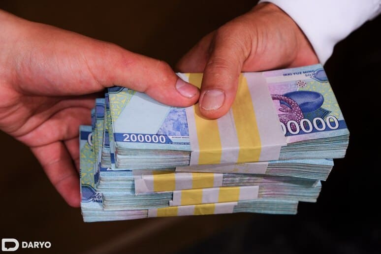 <p><b>O&lsquo;zbekistonda qaysi kasb egalari eng ko&lsquo;p oylik olayotgani maʼlum qilindi&nbsp;</b></p>
