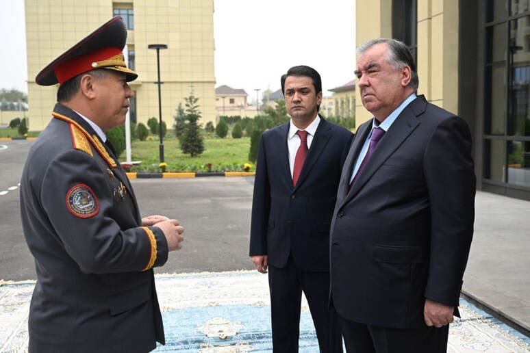 <p><b>Tojikiston prezidenti internetda layk bosganlarga jinoiy ish ochmaslikni buyurdi </b></p>